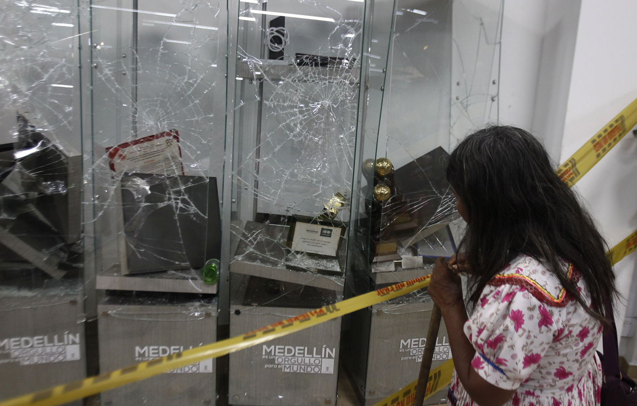 Una indígena observa los daños ocasionados luego que un grupo de indígenas irrumpiera hoy en la alcaldía de Medellín.