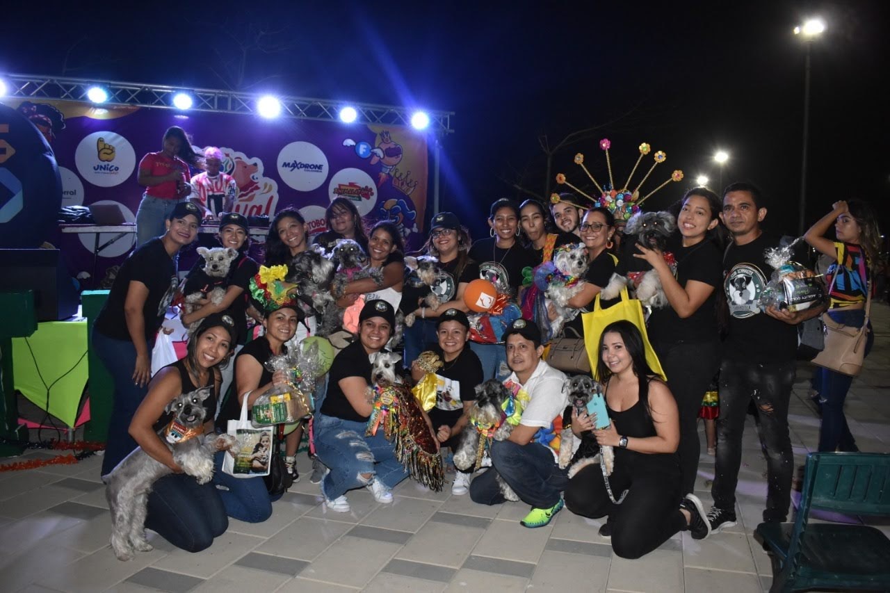Personas participando con sus mascotas en la versión anterior del Carnaval Petlovers.