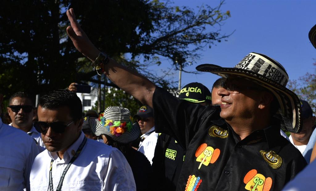 El presidente Petro saluda a quienes a esa hora presenciaban el desfile del Carnaval del Suroccidente