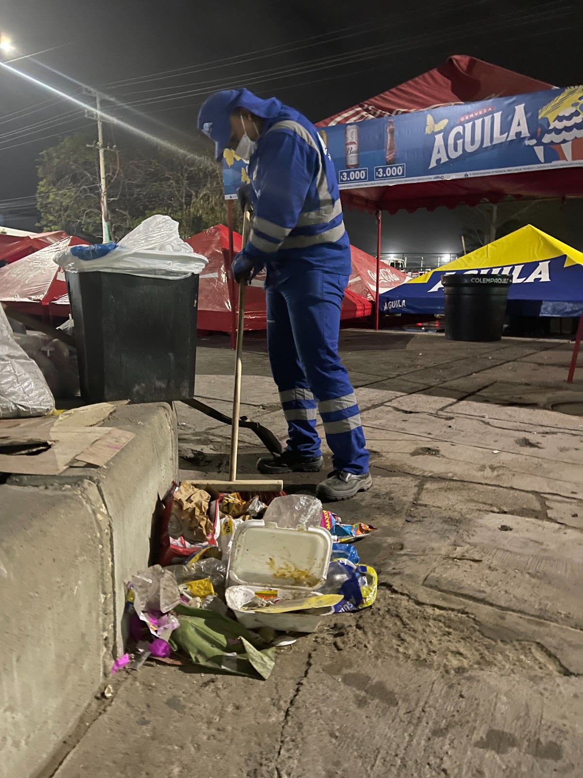 Un operador de Triple A recoge residuos en un evento de Carnaval.