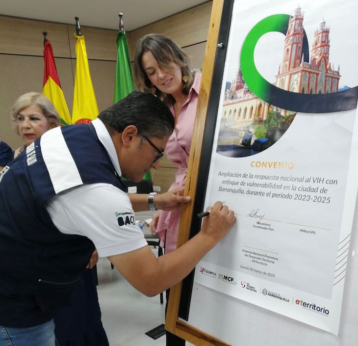 El Secretario de Salud, Humberto Mendoza, firmando el simbólico convenio.