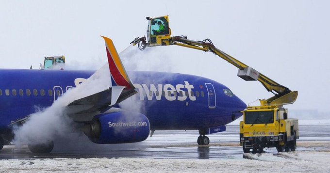 Avión de Southwest atendido en la pista del aeropuerto