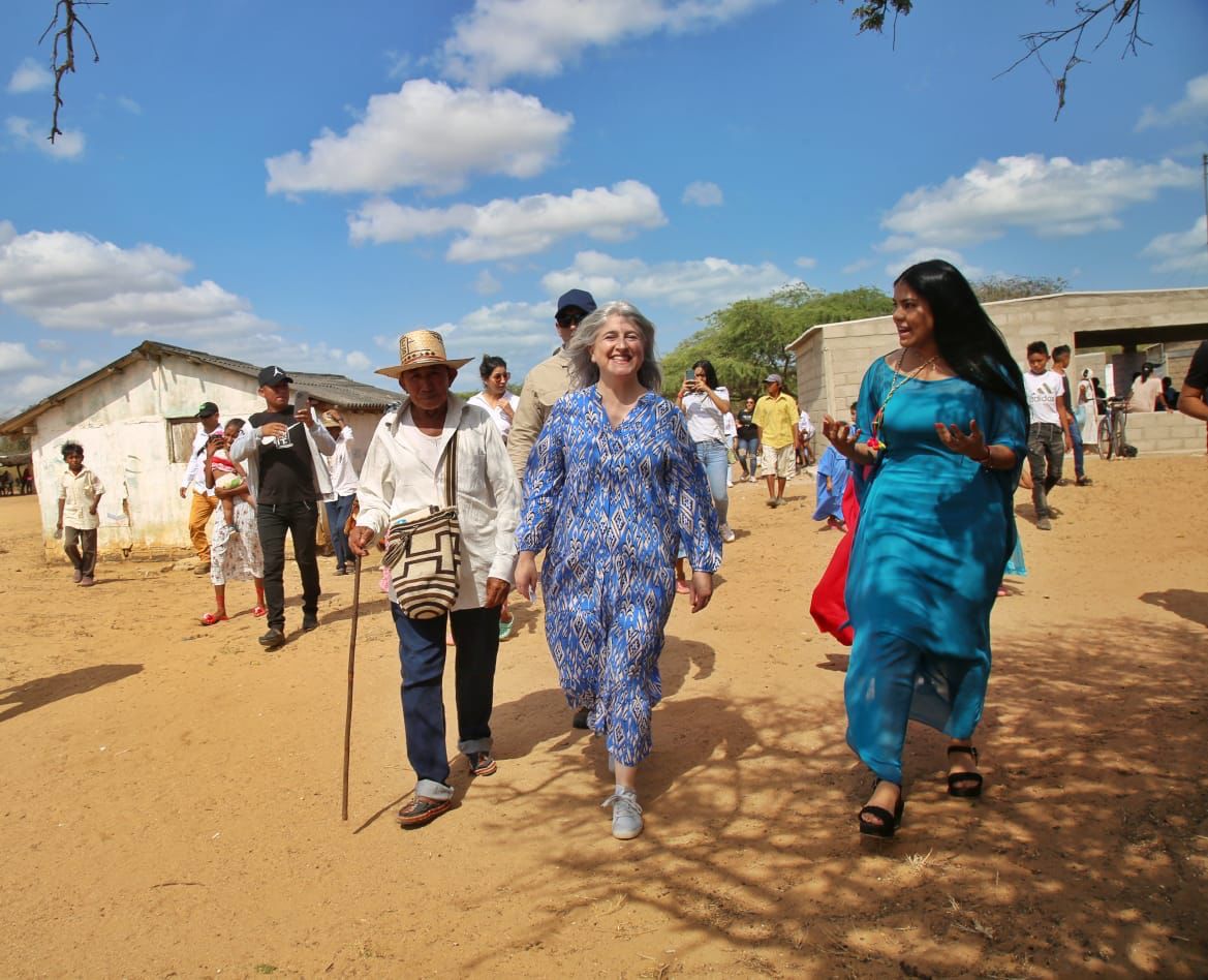 La Ministra Catalina Velasco visitando las comunidades Wayúu.