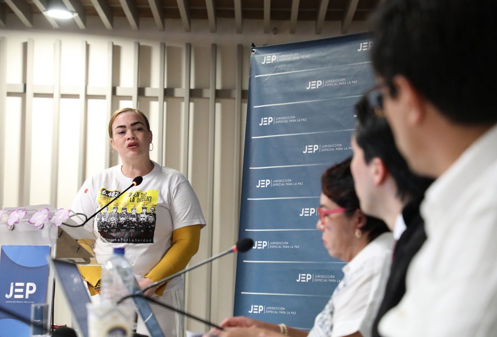 Elizabeth Posada, hija de Hernán Enrique Posada, es escuchada por los magistrados de la JEP
