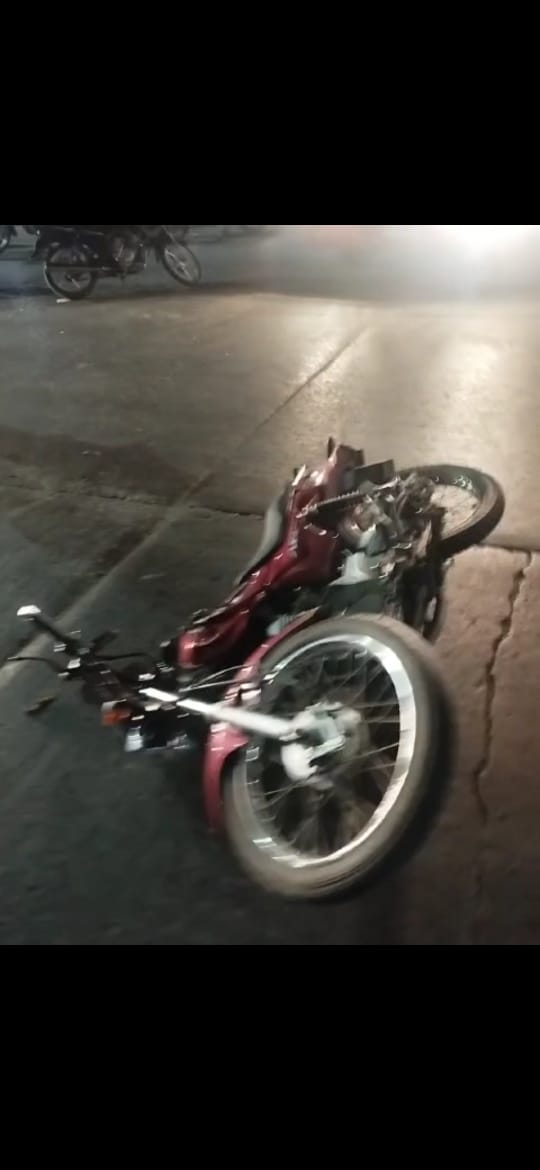 La motocicleta en la que se trasladaba la víctima mortal.