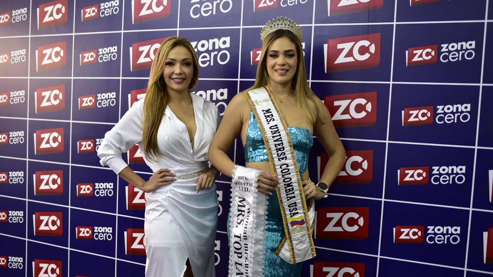 La presidenta de Mrs. Universe Colombia, Malka Devenish, junto a la ganadora del certamen en 2022, Valerie Gutiérrez.