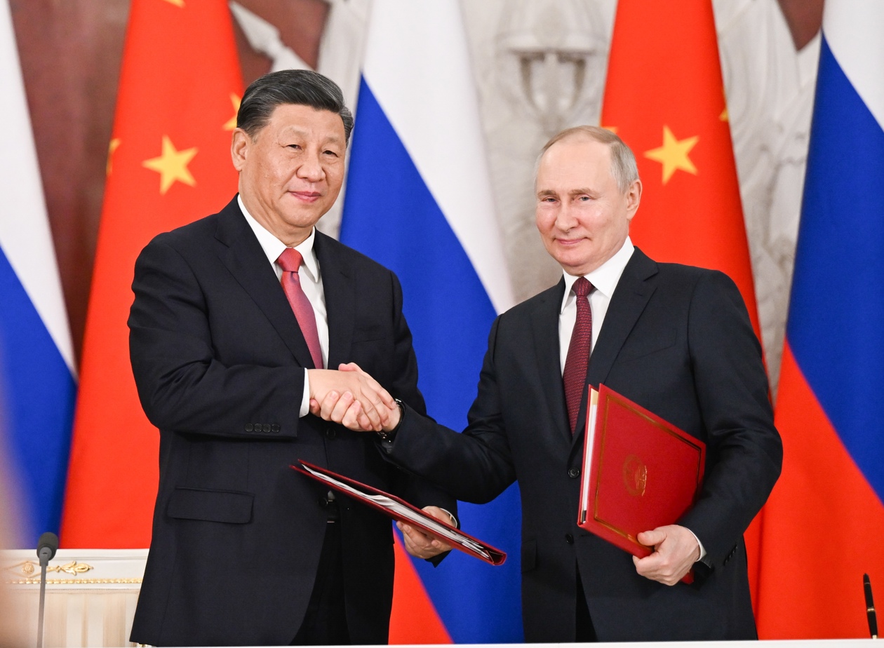 El presidente chino, Xi Jinping, y el presidente ruso, Vladimir Putin, se dan la mano