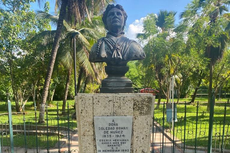 El busto a Soledad Román está en el Parque Apolo desde 1993.