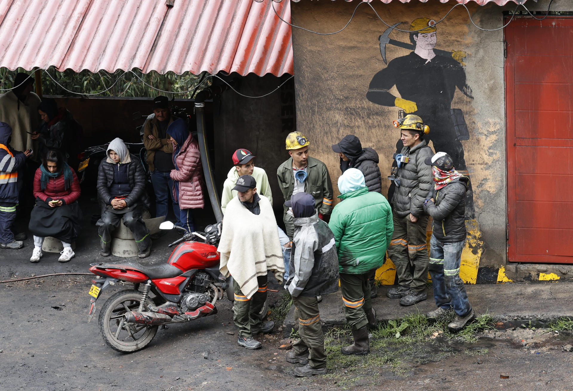 Familiares y amigos esperan a que los mineros atrapados por una explosión en una mina de carbón sean rescatados este miércoles en Sutatausa, Cundinamarca