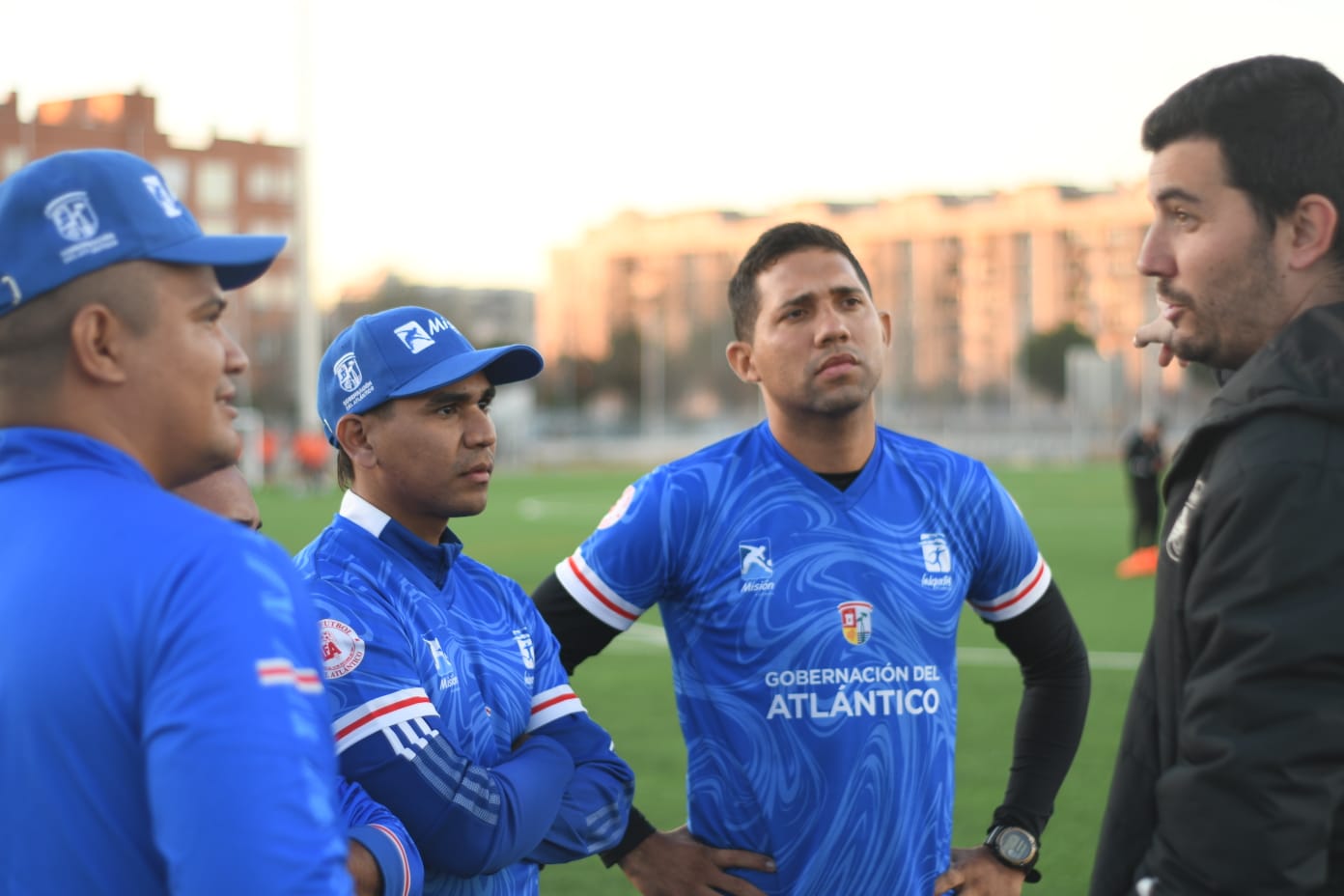 El director deportivo de la Real Sociedad Deportiva Alcalá, Jorge Martín, les dio la bienvenida a los entrenadores.