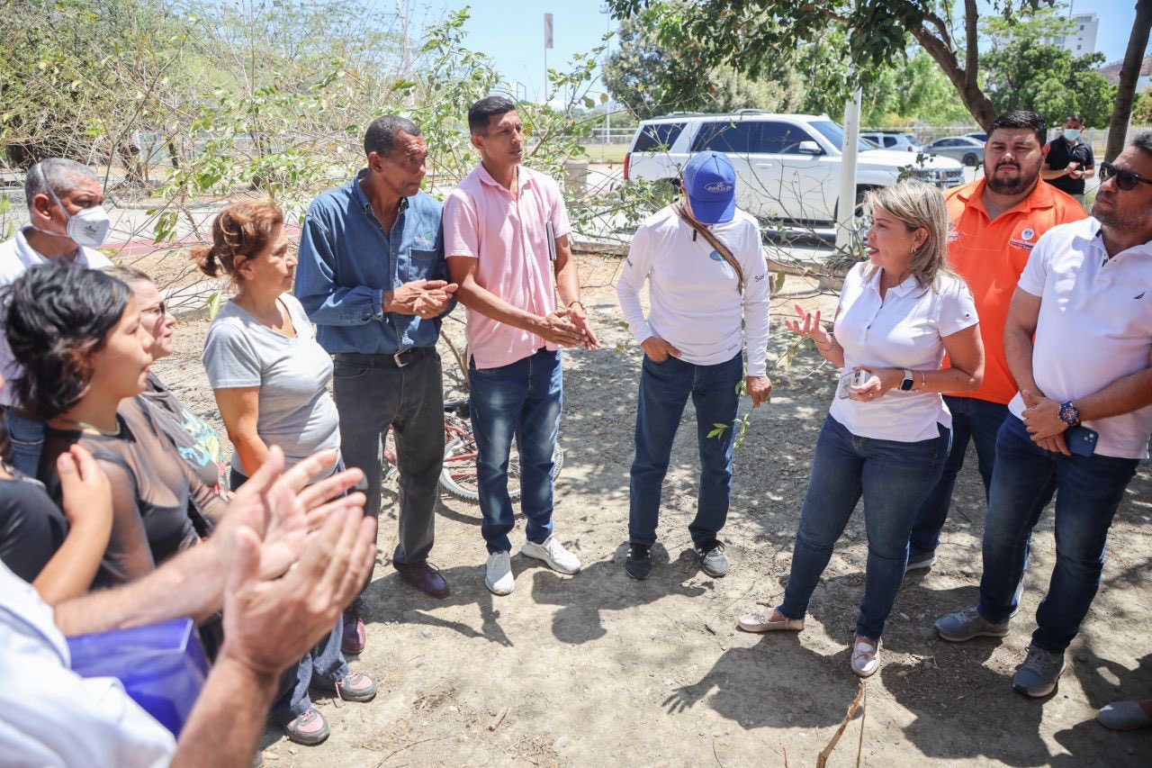 La alcaldesa Virna Johnson habla con vecinos de la unidad deportiva tras el incendio en el que murieron 50 gatos.