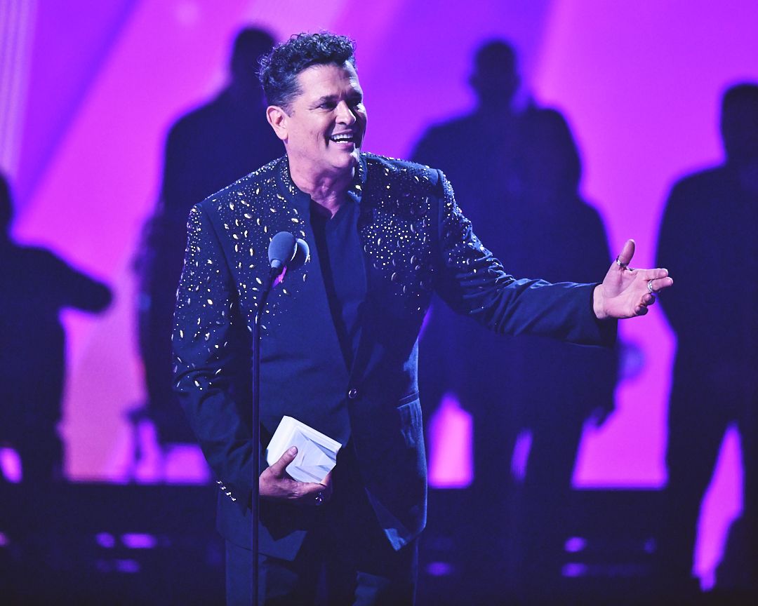 Carlos Vives a ritmo de sus éxitos recibió el Legend Awards.