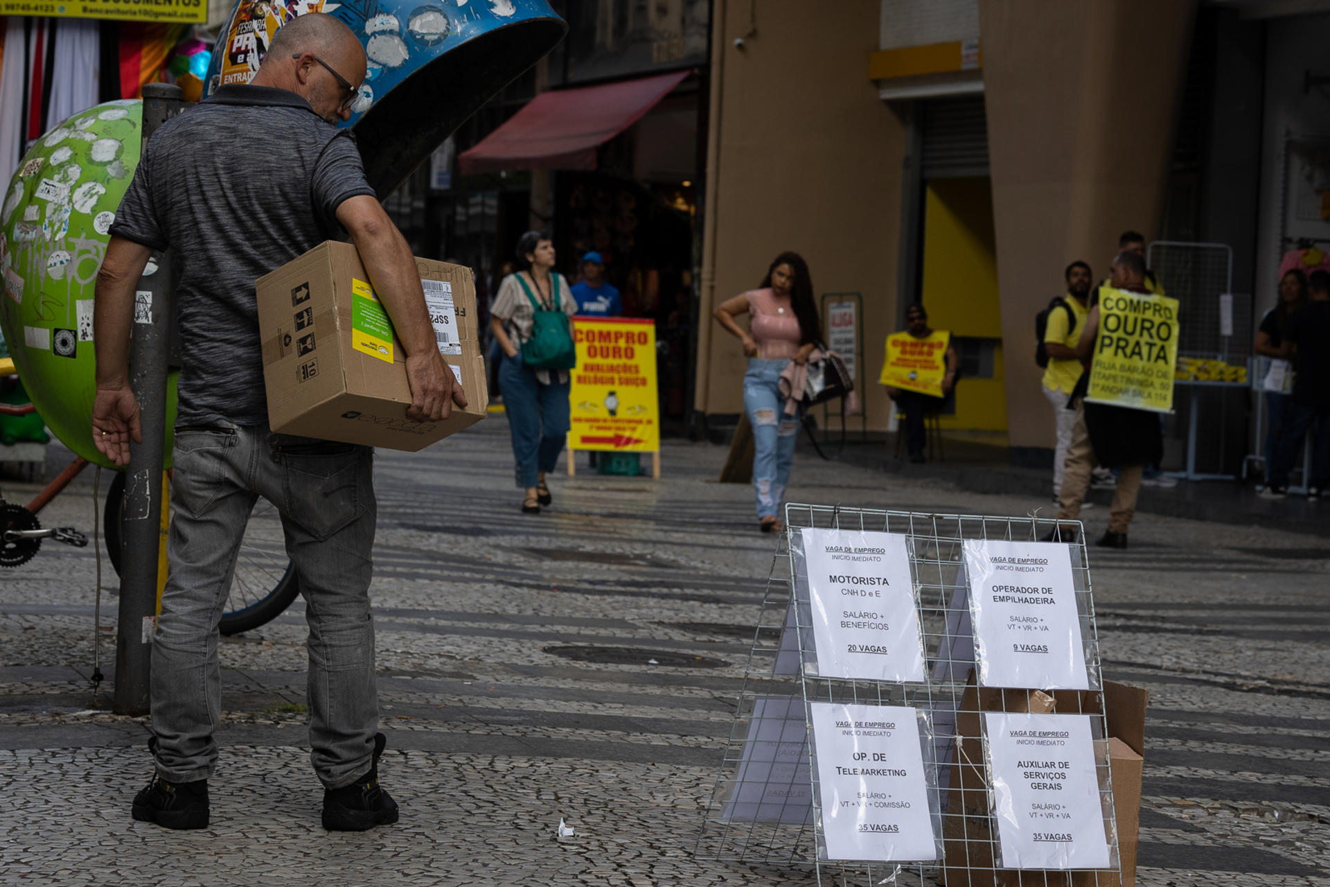  Un hombre observa carteles que anuncian vacantes laborales en Sao Paulo (Brasil). 