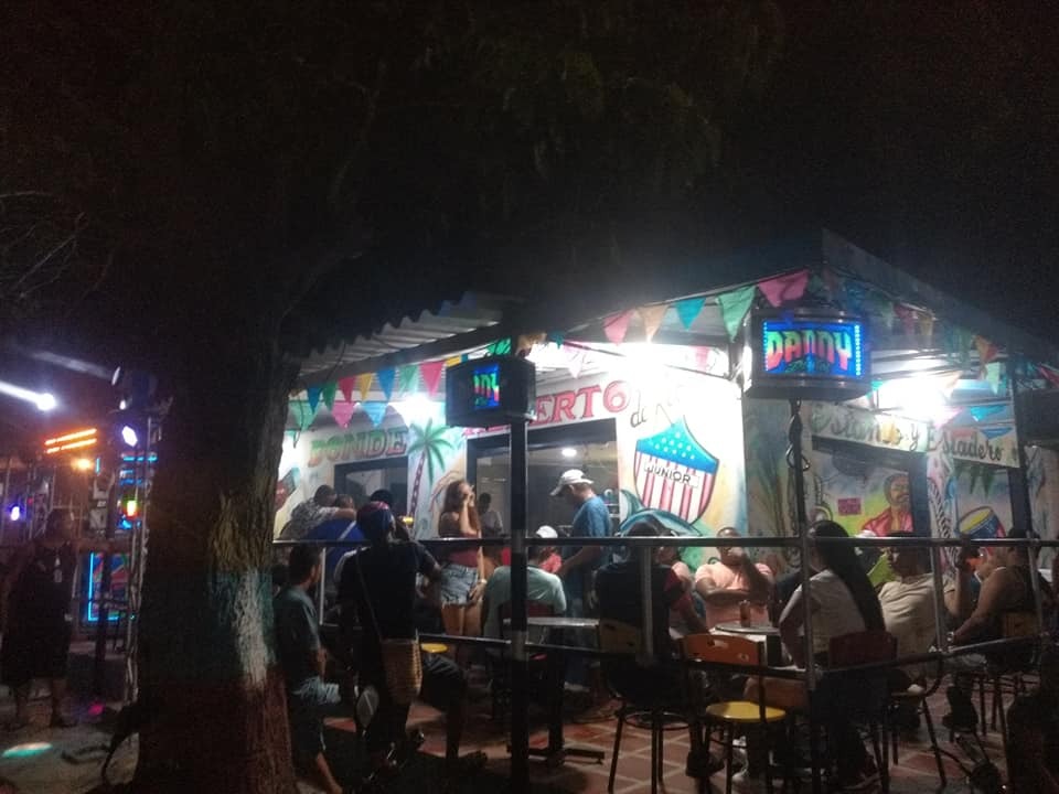Una noche de rumba salsera 'Donde Alberto', en el barrio Simón Bolivar.