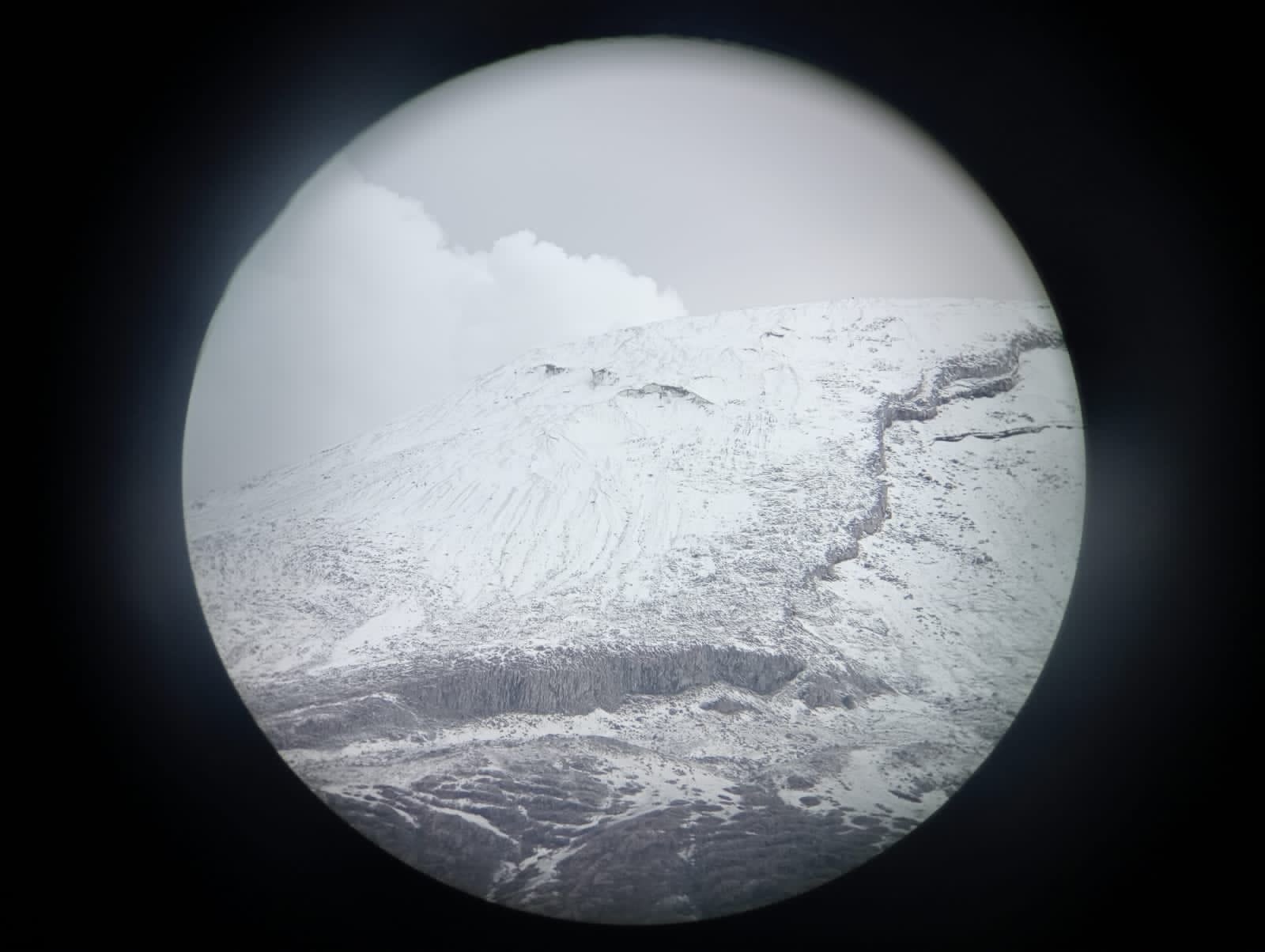 Supuesta &quot;Grieta&quot; en el volán Nevado del Ruiz.