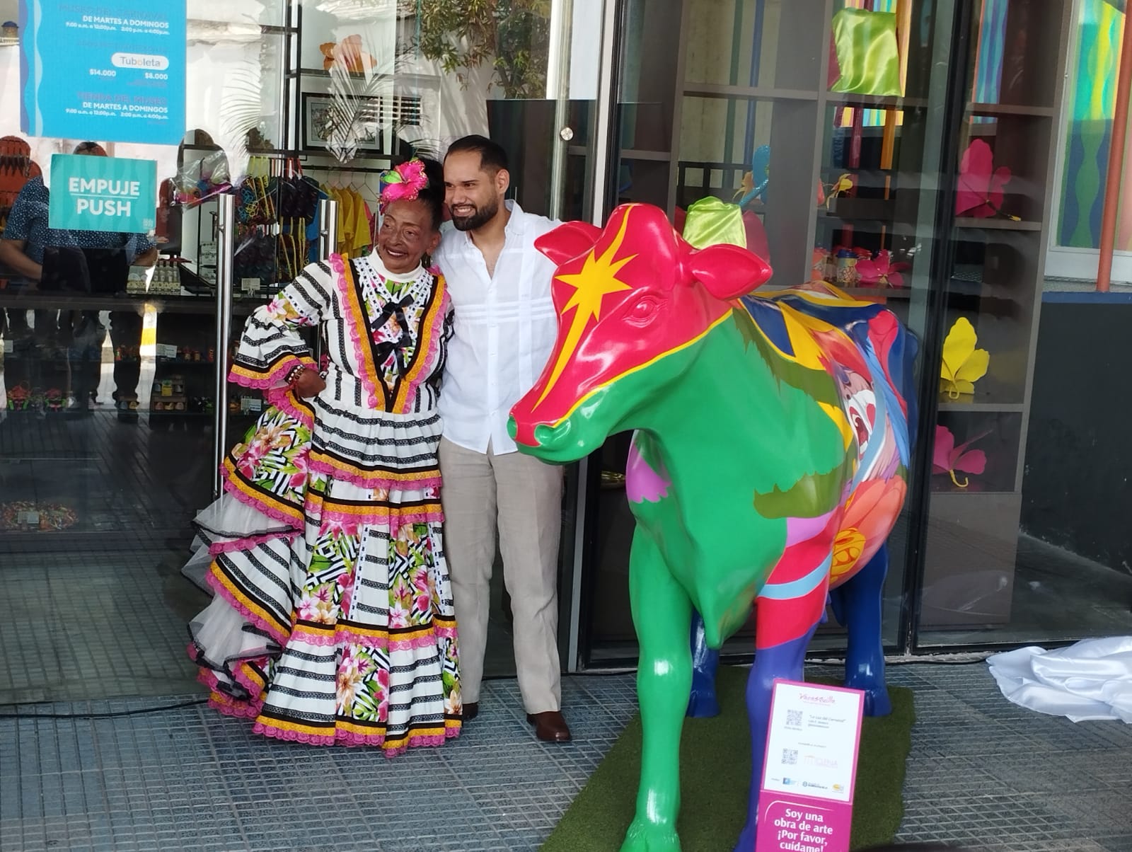 Artista plástico Luis Romero junto a la primera obra 'Vacasquilla'.