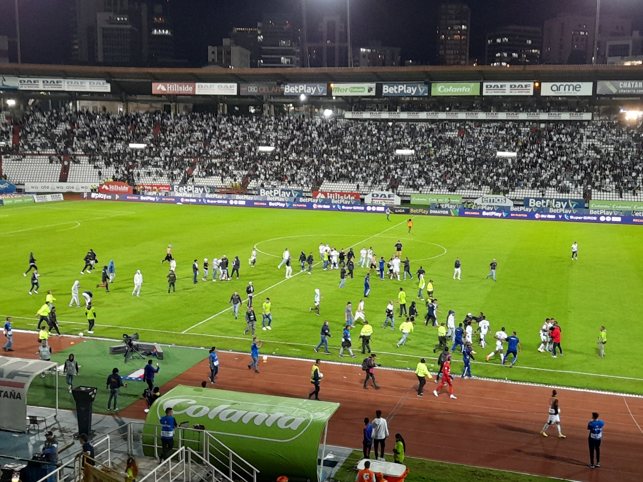 Aficionados del Once Caldas no dejaron finalizar el juego contra Alianza Petrolera.