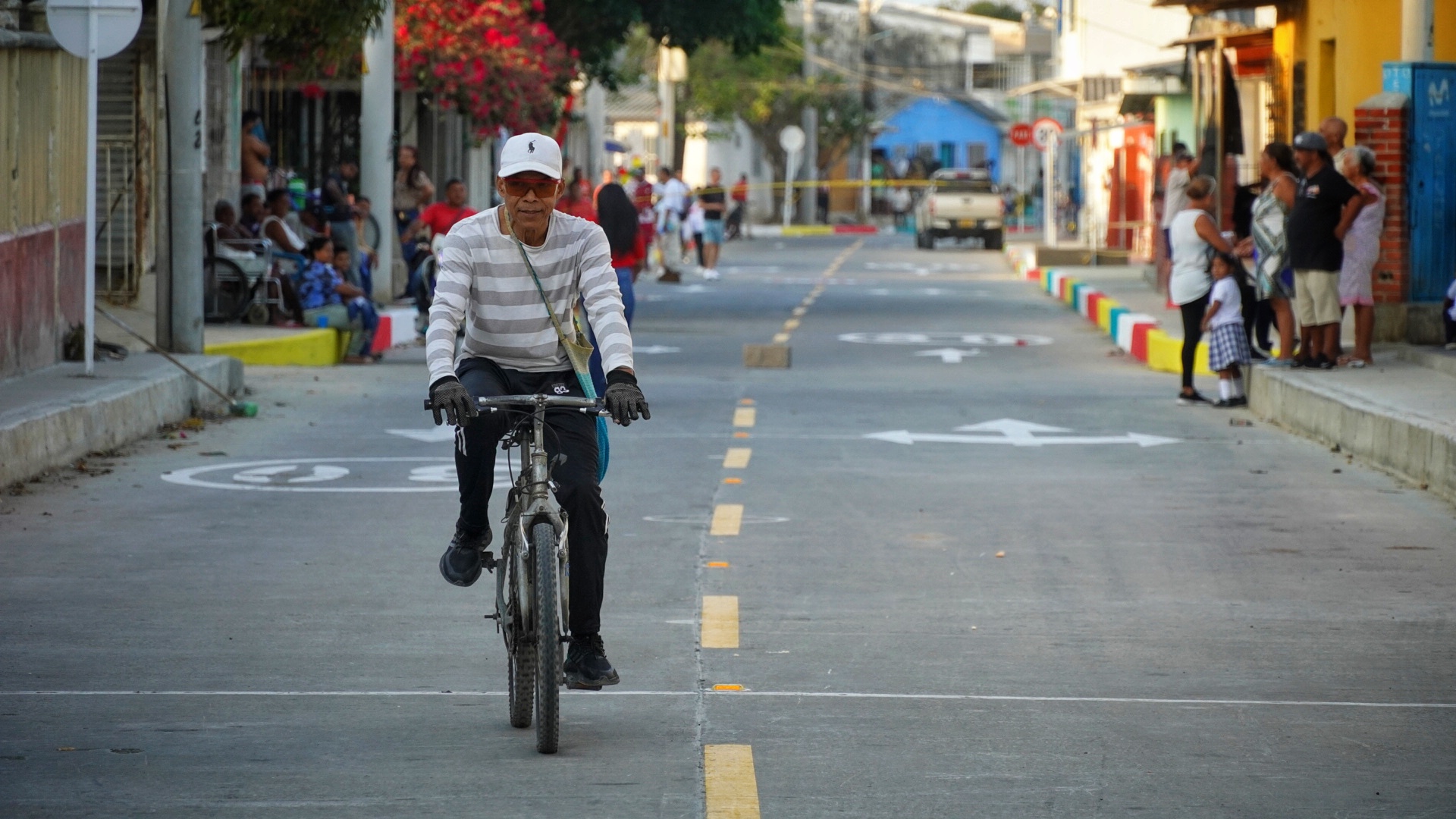 Un ciclista recorre el nuevo tramo vial de El Santuario