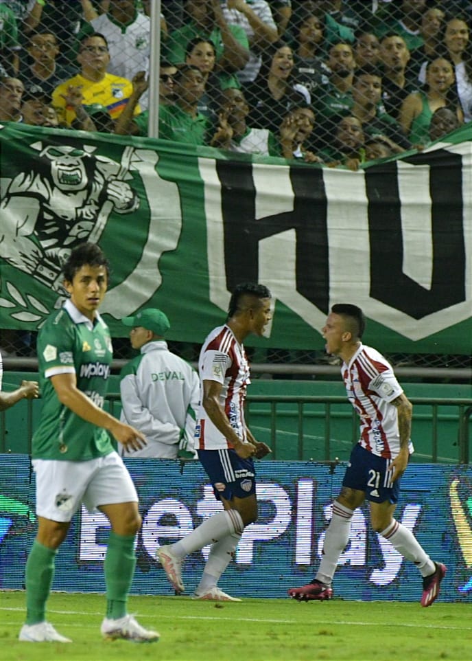 Luis Sandoval festeja el segundo gol del Junior con Wálmer Pacheco. 