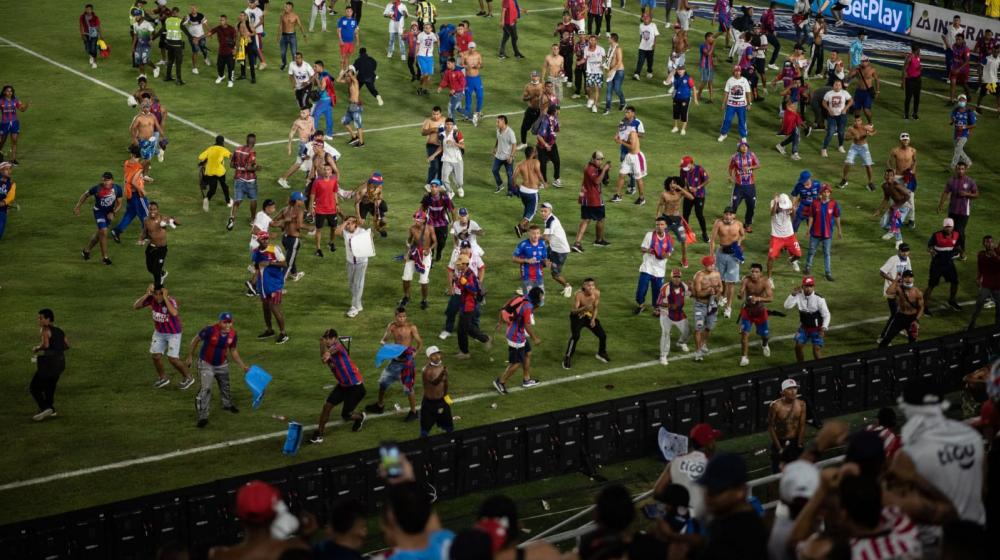 Momentos de la gresca en el estadio Sierra Nevada. 