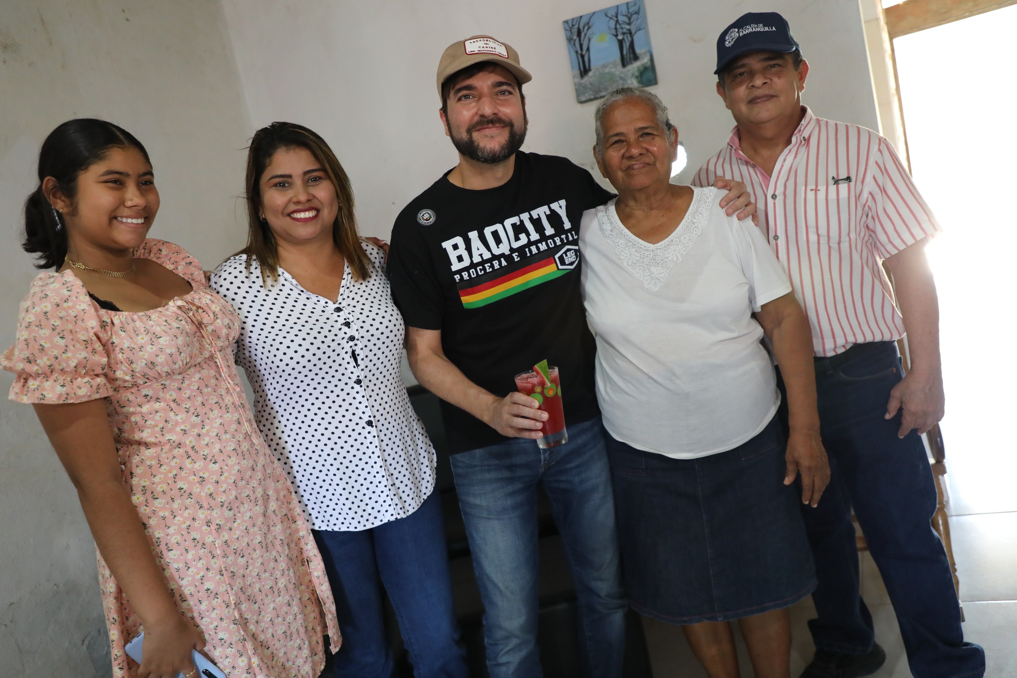 Pumarejo con beneficiarios del programa de mejoramiento de vivienda