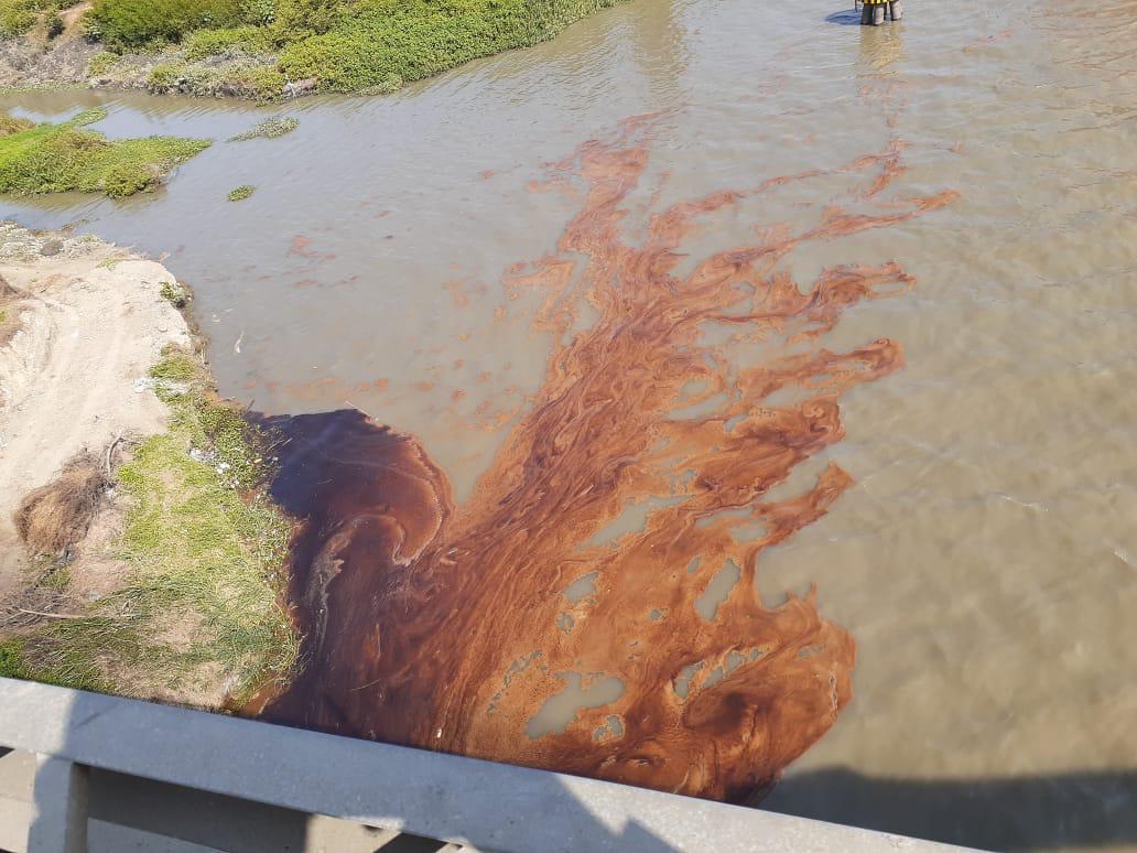 Otra imagen de la mancha de hidrocarburo detectada en el rio Magdalena