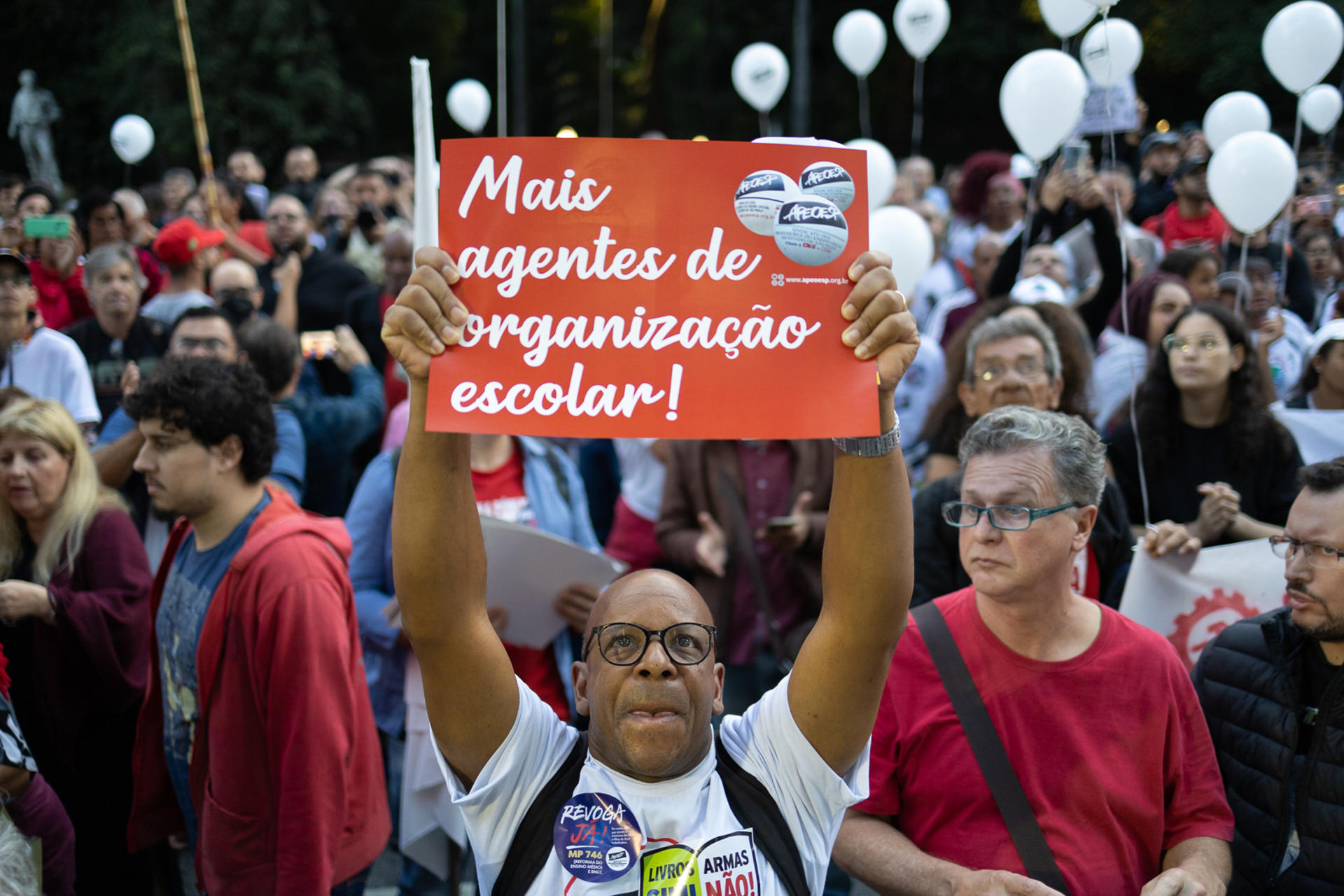 Un hombre sostiene un cartel durante una manifestación del sindicato de profesores de Brasil