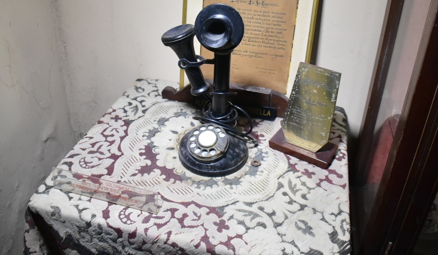 En una de las salas del Museo Romántico reposan objetos personales de loa Freund, como esta reliquia de teléfono.