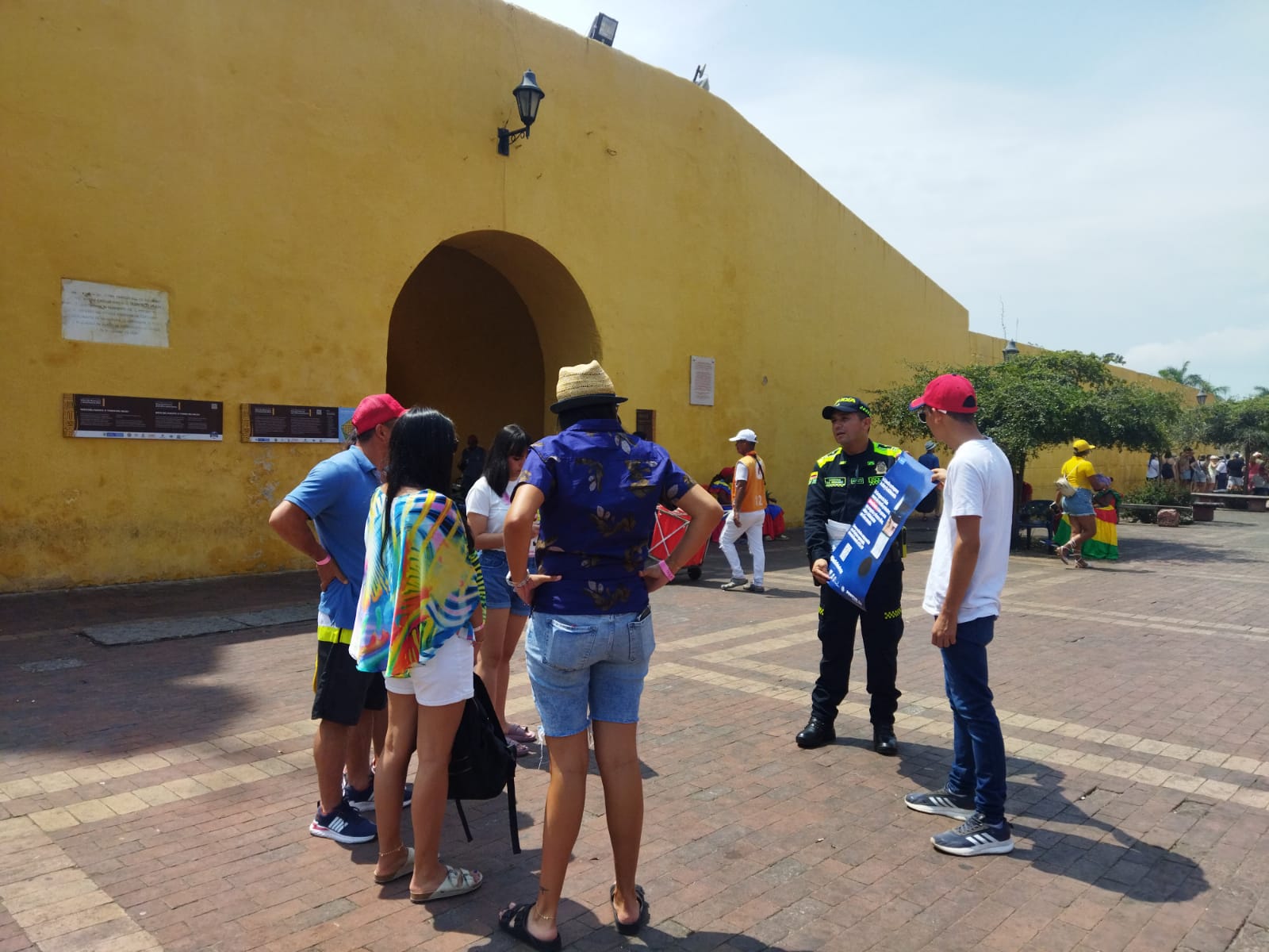 Turistas cerca de la Torre del Reloj en Cartagena