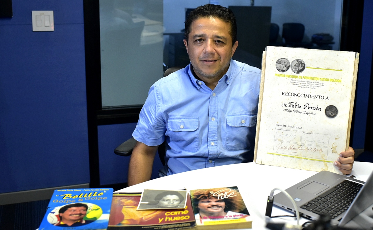 Fabio Poveda Ruiz, con libros y reconocimientos da su padre Fabio Poveda Márquez.