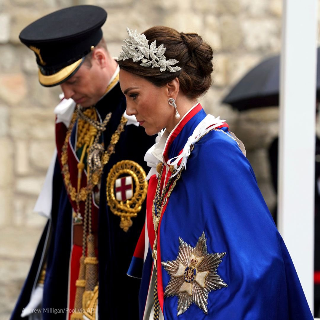 Kate Middleton, princesa de Gales, llevó los pendientes de perlas y diamantes que pertenecieron a su suegra Lady Di.