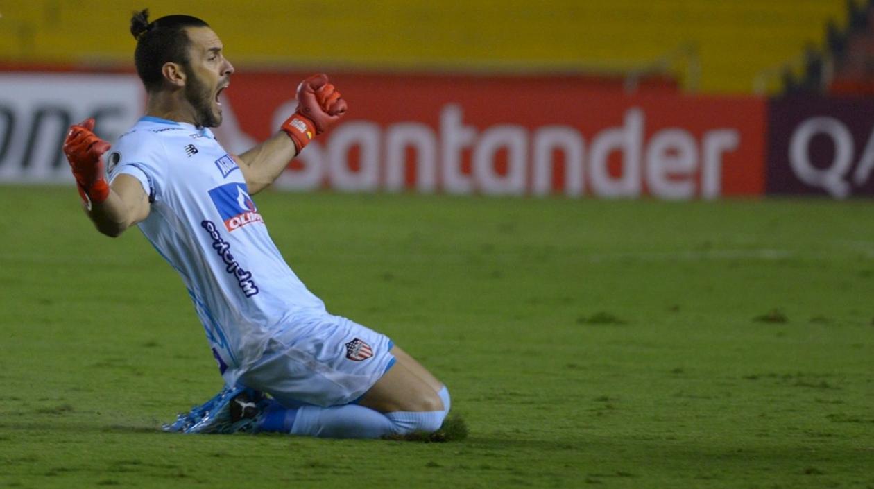 Celebración de Sebastián Viera tras el cobro de un tiro libre en Copa Libertadores.