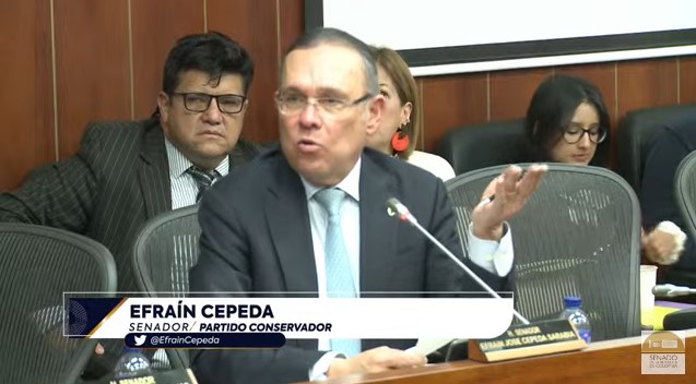 Efraín Cepeda Sarabia en una de sus intervenciones en el debate.