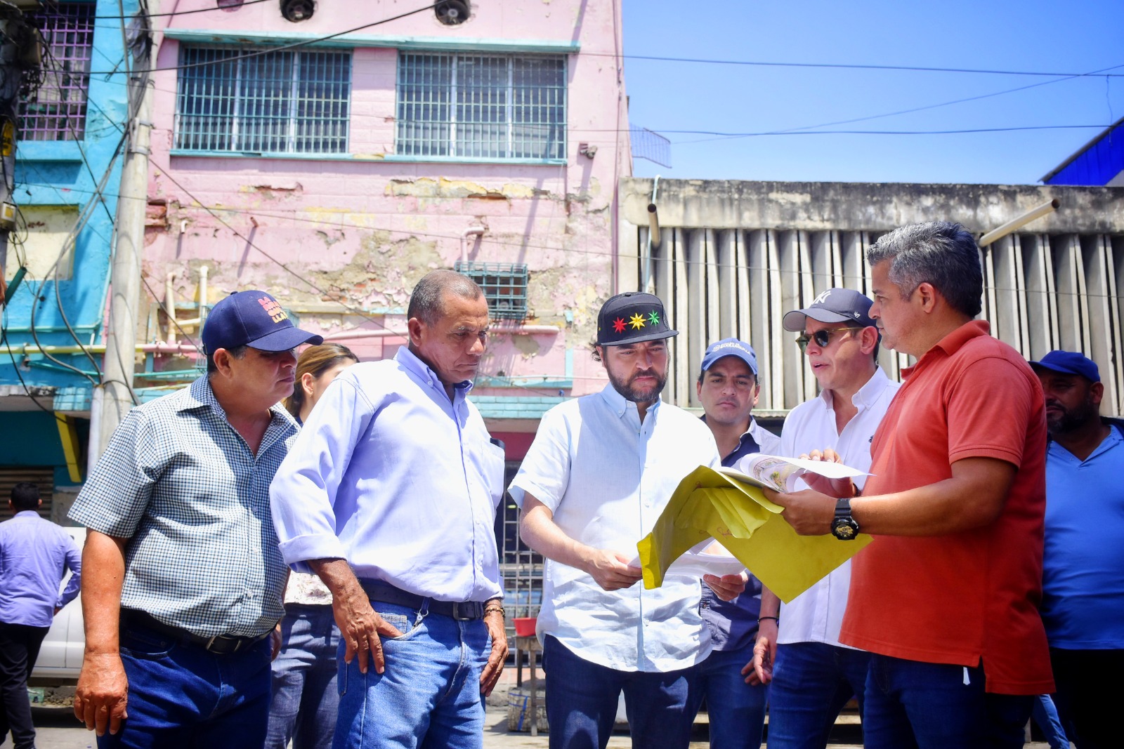 El Alcalde Jame Pumarejo en visita al Centro Histórico de Barranquilla.