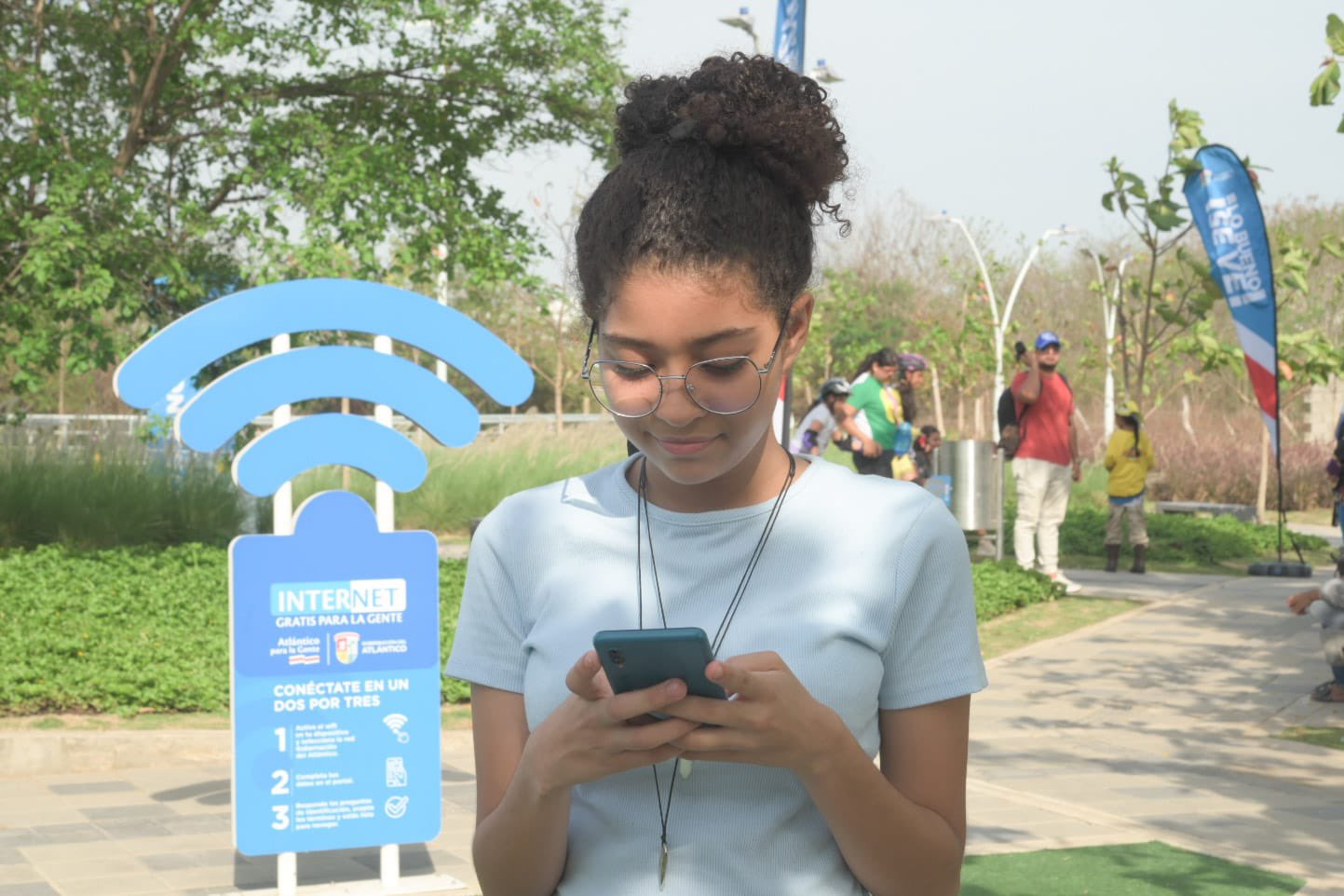 Una estudiante prueba la señal de internet gratis en el Parque Norte