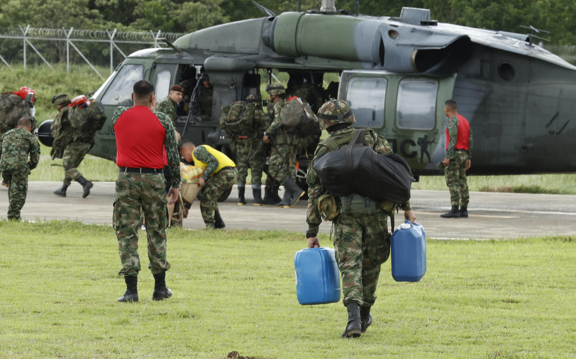 Soldados abordan un helicóptero que se dirige a la zona de búsqueda de los menores perdidos desde hace 20 días después de un accidente aéreo