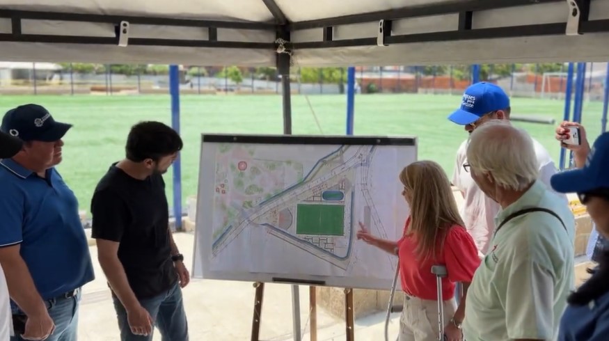 El Alcalde Pumarejo, la gobernadora Elsa Noguera y el padre Cirilo Swinne miran los planos de las obras del Parque Bicentenario