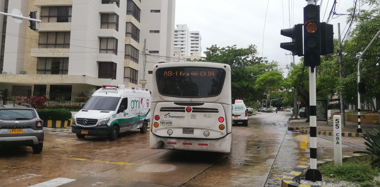 Choque entre ambulancia y un alimentador de Transmetro