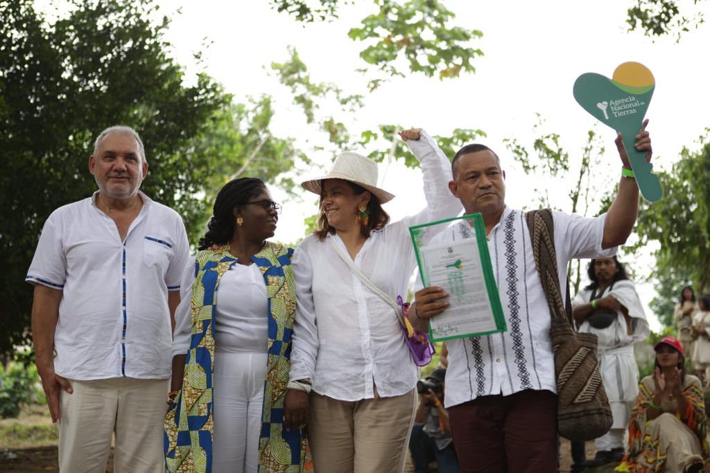 Entrega de títulos a indígenas kogui y desmovilizados de las FARC