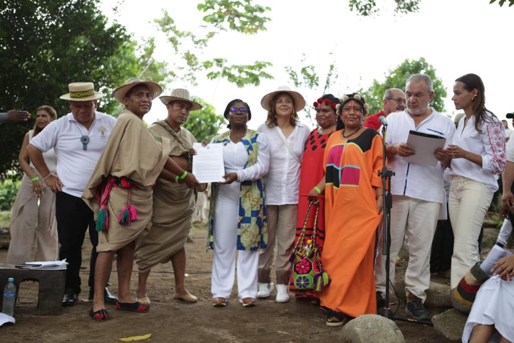 Entrega de títulos a indígenas kogui y desmovilizados de las FARC