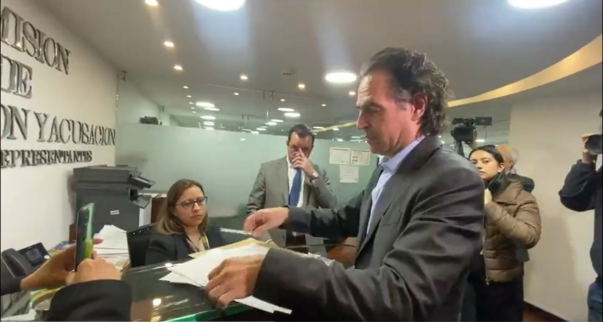 Fico Gutiérrez denuncia ante Comisión de Acusaciones a Petro
