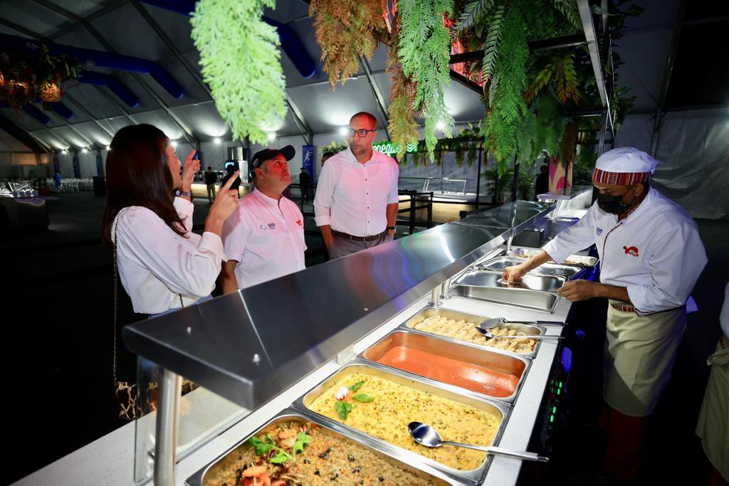 Chefs de La Vianda atienden a los deportistas.