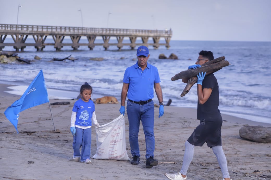 Recolección de basuras en playas de Puerto Colombia.