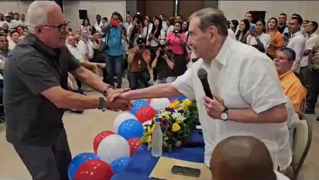 El exsenador Fuad Char estrecha la mano a Joao Herrera, luego de anunciarle el aval como candidato a la Alcaldía de Soledad.