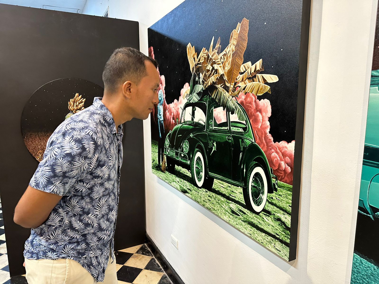 Liman Zúñiga observa una de sus obras que están siendo expuestas en la galería de arte Elsa Piñeres