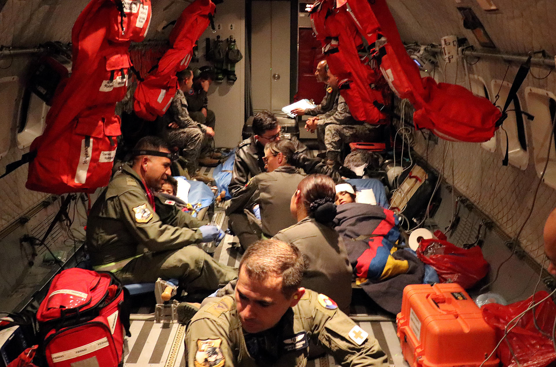 Los menores cuando eran conducidos en un avión medicalizado a Bogotá.