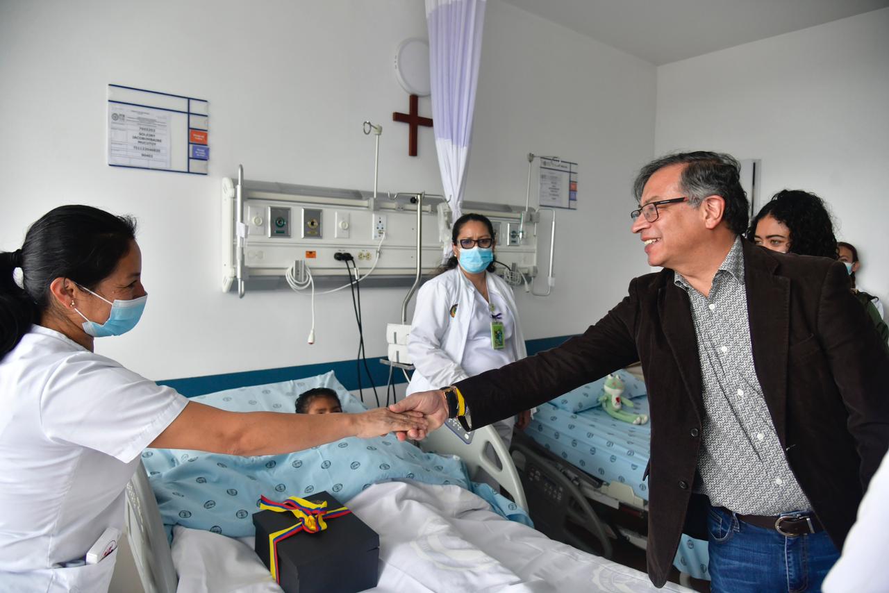 El Presidente Petro visitó este sábado a los 4 niños en el Hospital Militar de Bogotá