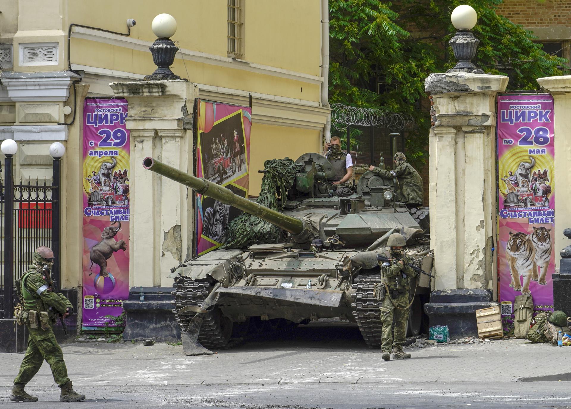 Militares montan guardia en una calle de la ciudad de Rostov, sur de Rusia, por parte del grupo Wagner