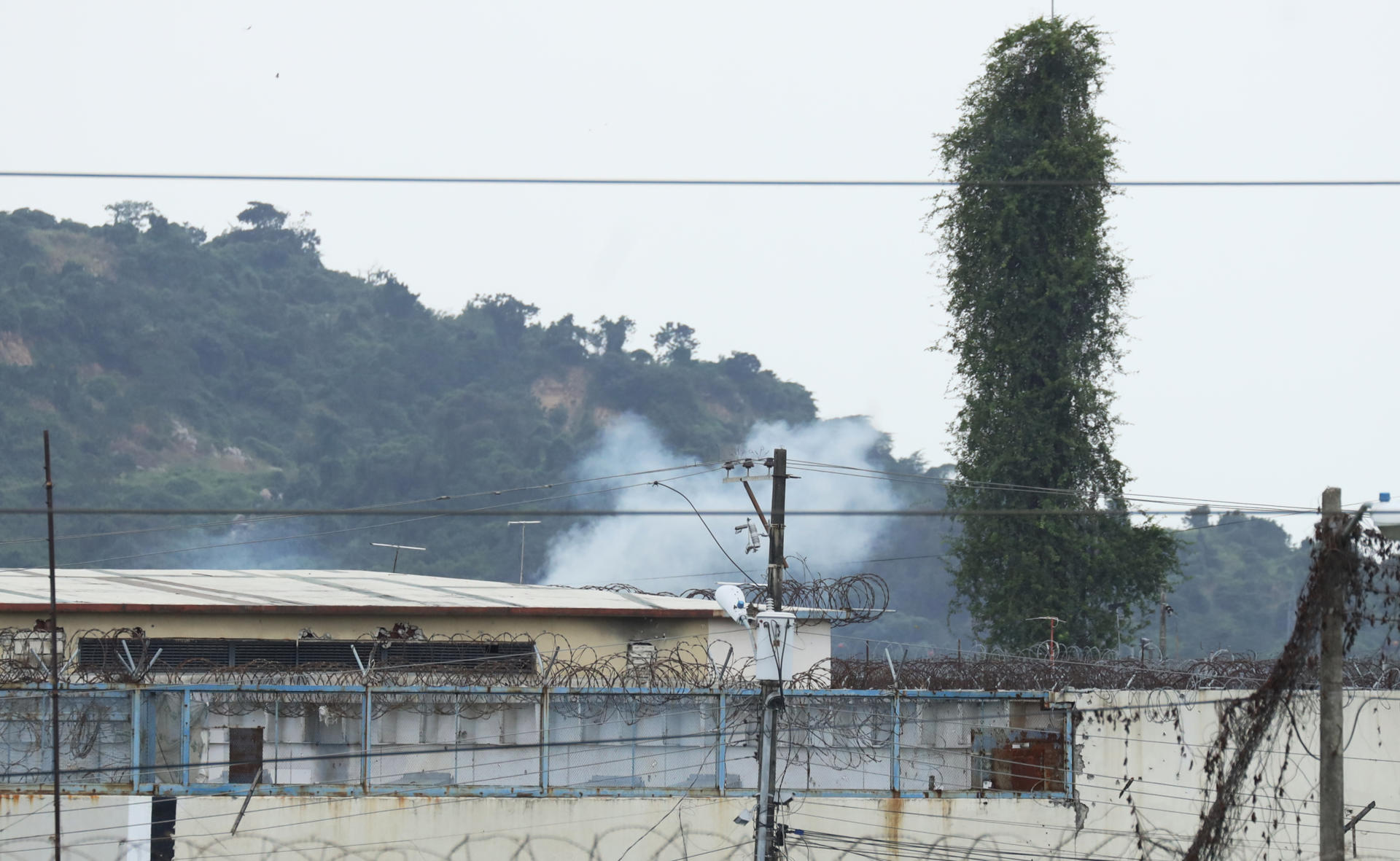 Una columna de humo sobresale en la Penitenciaría del Litoral, en la ciudad de Guayaquil.