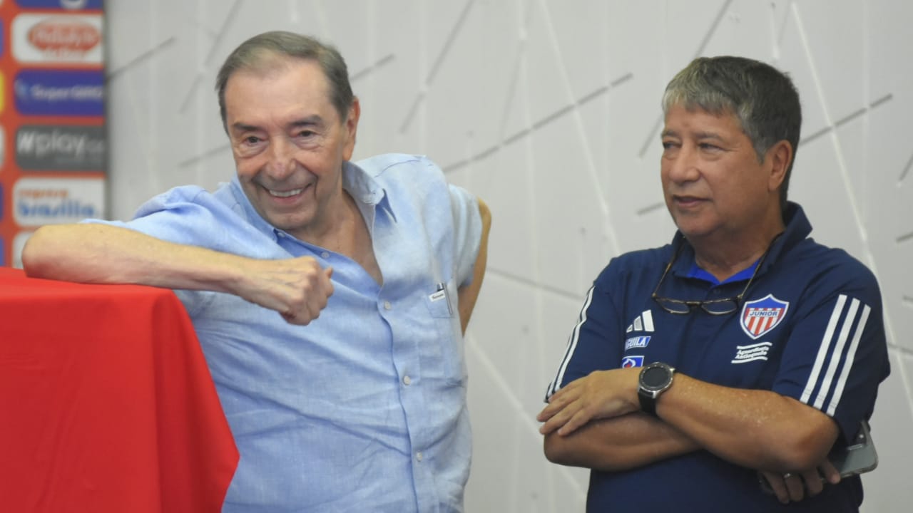 Sonriente, Fuad Char en compañía del director técnico Hernán Darío Gómez.